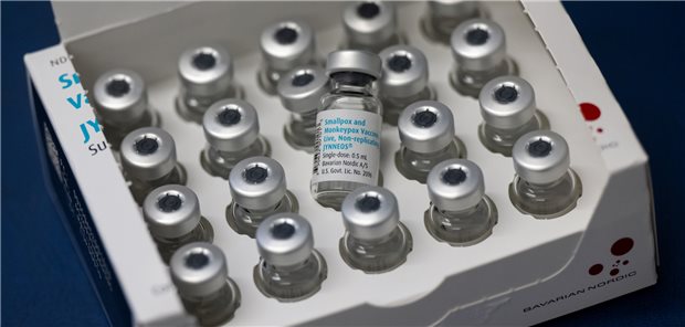 EMA empfiehlt Weg für effizientere Nutzung von Affenpocken-Impfstoff Die EMA hat eine Empfehlung für einen effizienteren Einsatz des Affenpocken-Impfstoffs Imvanex veröffentlicht. Wird das Präparat nicht subkutan gespritzt, sondern in die Haut, reicht demnach ein Fünftel der herkömmlichen Dosis.