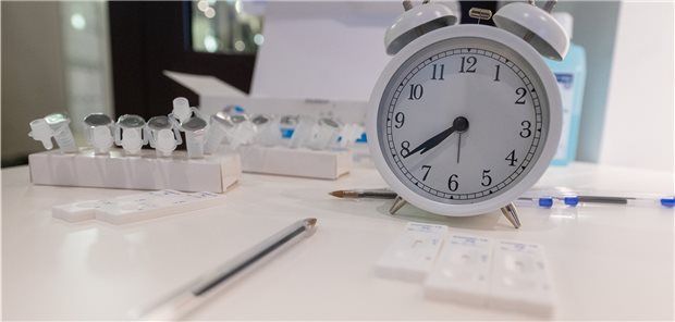 Die EU verschafft den Anbietern von In-vitro-Diagnostika, wie zum Beispiel Coronatests, mehr Zeit mit Blick auf die am 26. Mai 2022 scharfzuschaltende IVD-Verordnung. Sie hat den Unternehmen jetzt Übergangsfristen eingeräumt, um das Konformitätsbewertungsverfahren für ihre Produkte bei den Benannten Stellen vornehmen zu lassen.