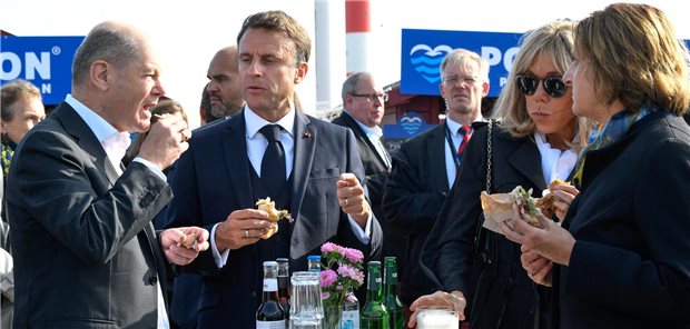 Die Ehepaare Scholz und Macron beim Fischbrötchenimbiss: Von wegen „Bon appétit“.