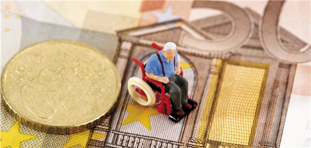 Grüne und Linke drängen auf Finanzreform bei Pflege Die Eigenanteile für Pflegebedürftige und ihre Angehörigen erreichen mancherorts die Marke von 2000 Euro pro Monat. Oppositionspolitiker dringen die Koalition zum raschen Handeln.