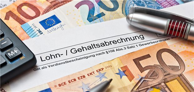 Geldscheine und Lohnabrechnung