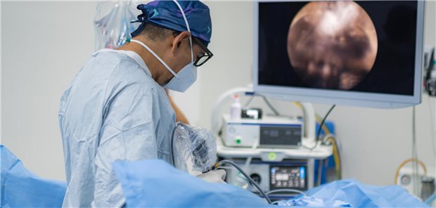 Dickdarm: Schleimhaut-Lifting und Unterwasser-Resektionen Ein Chirug führt eine endoskopische Resektion mit Hilfe eines Monitorbildschirm in einem Operationssaal durch.