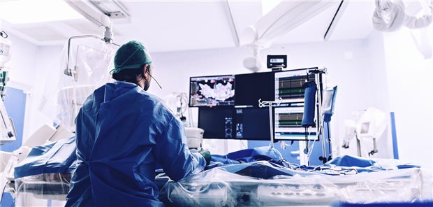 Ein Kardiologe bei der Durchführung einer Katheterablation mit Radiofrequenzenergie unter Verwendung eines Bildgebungssystems mit einer Fluoroskopie-Röntgenröhre für interventionelle Gefäßverfahren und Elektrophysiologie.
