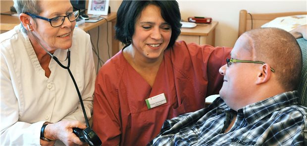 GBA senkt Daumen bei zwei von fünf Projekten der Versorgungsforschung Die Ergebnisse der Evaluation der SAPV-Versorgung in Nordrhein – hier ein Palliativpatient in einem Hospiz in Leipzig im Jahr 2015 – könnten in einer Überarbeitung der Richtlinie des GBA münden.