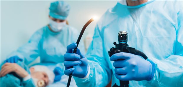 Die Ergebnisse der Studie stützt die Empfehlung der American Gastroenterological Association, besser einen Tag vor der Ösophagogastroduodenoskopie (ÖGD) nur flüssige Nahrung zu sich zu nehmen, anstatt die GLP-1-Rezeptoragonisten abzusetzen. 