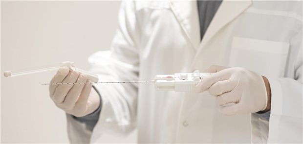 Ein Arzt bereitet eine Biopsie vor.