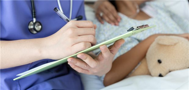 Eine Ärztin teilt dem kleinen Patienten und seinem Erziehungsberechtigten die Ergebnisse ihrer medizinischen Untersuchungen und daraus folgende Vorgehen mit.