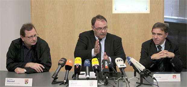 Kamen die Keime aus der Apotheke? Die Ermittlungsgruppe um den leitenden Oberstaatanwalt Klaus-Peter Mieth (Mitte) hat die Klinikapotheke im Visier.