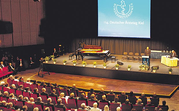 Harmonie zu Hoppes Abschied Die Eröffnungsveranstaltung des 114. Deutscher Ärztetags stand im Zeichen von Hoppes Abschied.