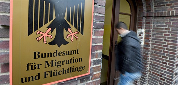 Klinik prescht bei Flüchtlings-Versorgung vor Die Erstaufnahmeeinrichtung in Neumünster: Sie befindet sich direkt neben dem Krankenhaus, das die stark gestiegenen Patientenzahlen mit den vorhandenen Kapazitäten kaum mehr stemmen konnte. Nun soll ein neues Konzept helfen.