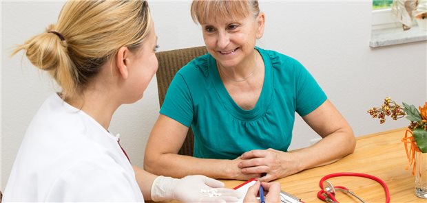 Die Erstellung eines Medikamentenplanes könnte in Zukunft deutlich einfacher werden, wenn bei Postinfarktpatienten eine Polypille zum Einsatz kommen würde. (Symbolbild mit Fotomodellen)