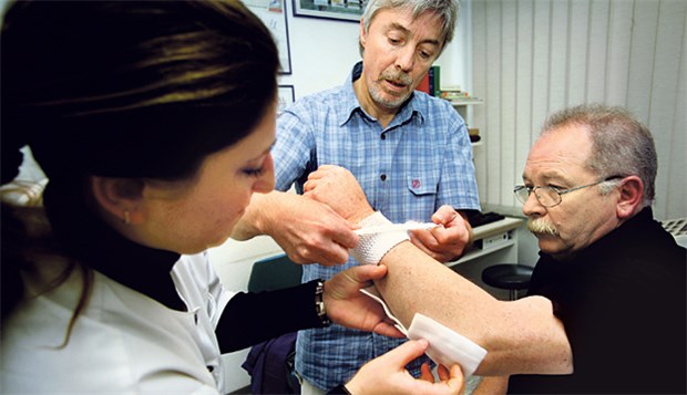 Hier gelten besondere Abrechnungsregeln Die Erstversorgung von Unfallpatienten übernimmt häufig der Hausarzt. Für die Vergütung dieser Leistung muss er ein spezielles Formblatt ausfüllen.