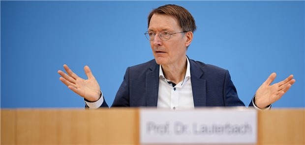 Die Erwartungen an Karl Lauterbach waren hoch – und konnten nicht erfüllt werden. Denn der Minister ist zwar Mediziner und Kollege, doch er agiert auch innerhalb der politischen Zwänge Berlins.