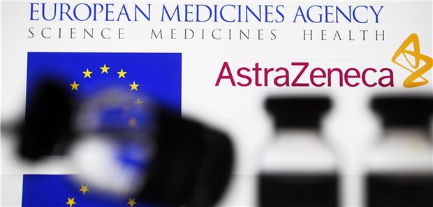 EMA gibt grünes Licht für AstraZeneca-Vakzin Die Europäische Arzneimittelbehörde in Amsterdam hat empfohlen, den AstraZeneca-Impfstoff gegen SARS-CoV-2 zuzulassen. Die EU-Kommission hat schnell gehandelt: Noch am Freitag wurde die Zulassung erteilt.