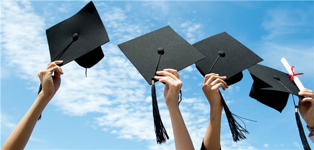 Die Examensfeier zum Studienabschluss bleibt in den primärqualifizierenden Pflegestudiengängen häufig ein unerfülltes Ziel. Ein wichtiger Grund: die fehlende Finanzierung der Praxisanteile.
