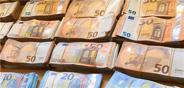 20 Milliarden Euro weniger Steuereinnahmen als geplant Die Experten gehen davon aus, dass die Steuereinnahmen des Staates im laufenden Jahr um mehr als 81 Milliarden Euro im Vergleich zu 2019 sinken. 2021 sind es dann nochmals 20 Milliarden Euro weniger.