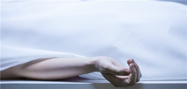 Die FDP-Fraktion im Landtag hatte einen Antrag vorgelegt, mit dem das Bestattungsgesetz geändert werden sollte. Kliniken und Heime sollten demnach verpflichtet werden, Ärzte, die ihnen eine qualifizierte Leichenschau anbieten, auch in Anspruch zu nehmen.