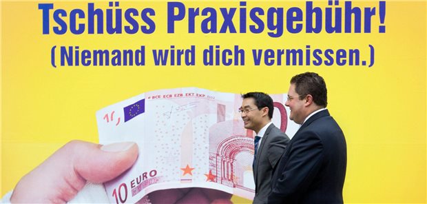 Die FDP hatte sich 2012 in der damaligen schwarz-gelben Koalition die Abschaffung der Praxisgebühr auf die Fahnen geschrieben – hier der damalige FDP-Vorsitzende Philipp Rösler (l) mit dem Generalsekretär der Partei, Patrick Döring, bei einer Parteiveranstaltung am 10. November 2012. Tags zuvor hatte der Bundestag einstimmig für die Abschaffung des Zehn-Euro-Obolus gestimmt.