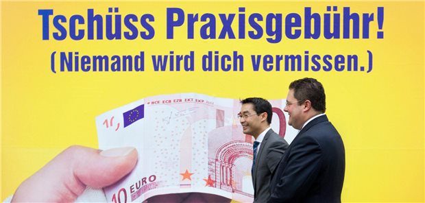 Die FDP hatte sich 2012 in der damaligen schwarz-gelben Koalition die Abschaffung der Praxisgebühr auf die Fahnen geschrieben – hier der damalige FDP-Vorsitzende Philipp Rösler (l) mit dem Generalsekretär der Partei, Patrick Döring, bei einer Parteiveranstaltung am 10. November 2012. Tags zuvor hatte der Bundestag einstimmig für die Abschaffung des Zehn-Euro-Obolus gestimmt.