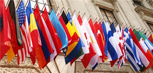 Die Fahnen der OECD-Länder: Anhand von Kennzahlen wurden die Gesundheitssysteme der Staaten miteinander verglichen.