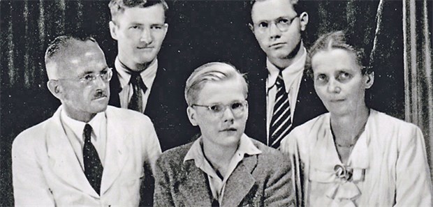 Begeisterter Arzt und moralisches Vorbild Die Familie Kahl im Jahr 1946: Vater Dr. Fritz Kahl (links) und der damals 19-jährige Eugen Kahl (hinten rechts).