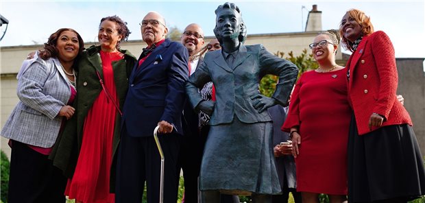 Unsterblich durch Tumorzellen: Henrietta Lacks Die Familie von Henrietta Lacks bei der Einweihung der Bronzestatue in Bristol Anfang Oktober anlässlich des 70. Todestags von Lacks. Geschaffen wurde die Skulptur von der Künstlerin Helen Wilson-Roe (2. v. l.).