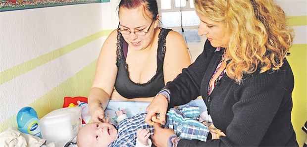 Viele bleiben allein Die Familienhebamme Stefanie Eilers (r.) unterstützt eine junge Mutter bei der Versorgung ihres Säuglings.