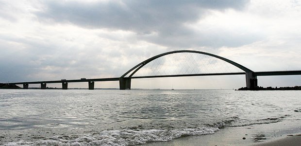Zweigpraxen verschiedener Ärzte unter einem Dach Die Fehmarnsundbrücke verbindet die Ostseeinsel Fehmarn mit dem Festland. Viele ältere Patienten sind nicht mehr mobil genug, um einen Facharzt auf dem Festland aufzusuchen.