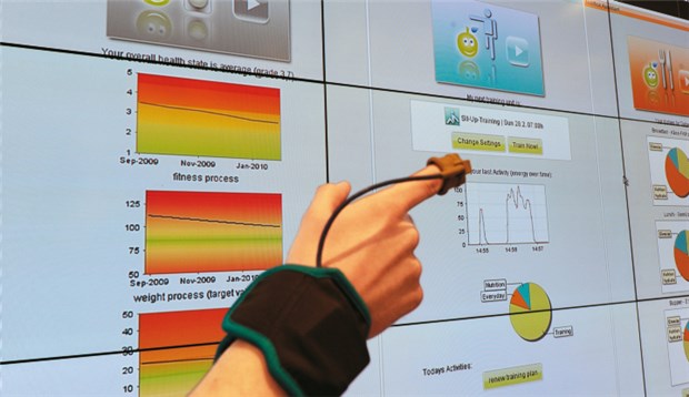 Die Patientendaten fliegen schneller als der Helikopter Die Fernüberwachung der Vitaldaten wird bei der CeBIT vorgeführt. Hier der Stand von Connected Living. © dpa
