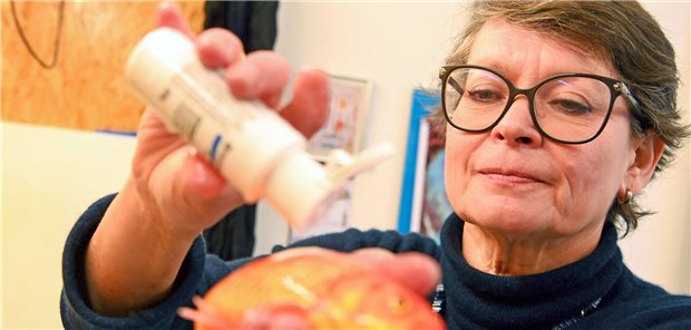 Schuppige Patienten: Was eine Fischtierärztin erlebt Die Fischtierärztin Sandra Lechleiter trägt in ihrer Praxis bei einem betäubten Goldfisch einen Wundverschluss in Formeines Pulvers auf, der im Wasser haften bleibt. Lechleiter ist eine der wenigen Fischtierärzte in Deutschland.