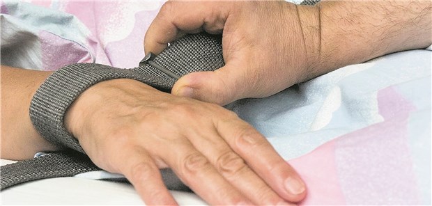 Klinik sieht sich zu Unrecht am Pranger Die Fixierung bzw. Fixation eines Patienten in der Krankenpflege braucht eine richterliche Genehmigung. Die Lahn-Dill-Kliniken stehen in der Kritik, dies bei einem Patienten unterlassen zu haben.