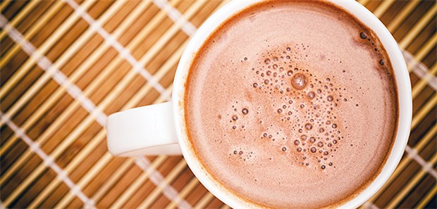 Die Flavonoiden im Kakao könnten für eine Erhöhung des zerebralen Blutflusses sorgen.