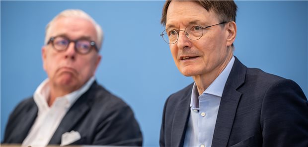 Die Forderung von BÄK-Präsident Dr. Klaus Reinhardt (links) nach schneller Einführung von Hitzeschutzplänen stößt bei Bundesgesundheitsminister Karl Lauterbach auf offene Ohren.