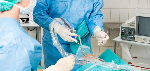 Die Forschungsgruppe um Dr. Trevor Birmingham berichtet, dass eine arthroskopische Therapie mittelfristig (innerhalb von zwei Jahren) keinen Zusatznutzen im Hinblick auf Schmerzen, Steifheit und Funktion gebracht habe. Dies deutet darauf hin, dass sich der Kniegelenkersatz mit einer Arthroskopie nicht hinauszögern lasse.