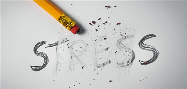 Die Forschungsgruppe um Yue Zeng sieht in psychischem Stress einen Indikator, mit dem sich, zusätzlich zu Biomarkern, also PD-L1-Expression im Tumor und Tumormutationslast, die Erfolgsaussichten einer ICI-Therapie beim fortgeschrittenen NSCLC abschätzen lassen. Vor allem hoffen sie, dass Interventionen, die die psychische Belastung der NSCLC-Patienten und -Patientinnen mildern, auch die Wirksamkeit der ICI verbessern können.