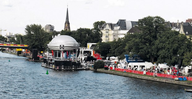 Frauen-WM: Fanmeile gleicht einem Familienfest Die Frankfurter Fanmeile vor dem Museumsufer: Bei Spielen der Deutschen drängelten sich an der beliebten Jogging-Strecke bis zu 17 000 Menschen.