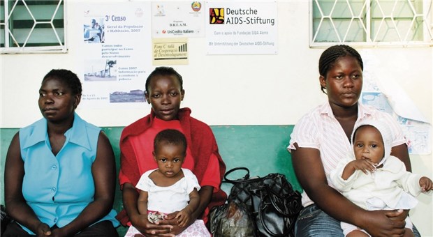 Ein Projekt, das HIV-Infizierten Hoffnung gibt Die Frauen aus Mosambik, die am DREAM-Projekt teilnehmen, warten auf die nächste Behandlung mit antiretroviralen Medikamenten.