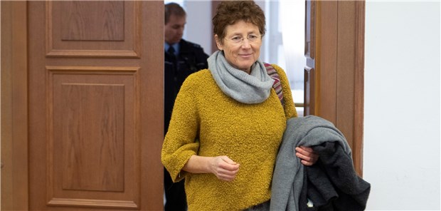 Landgericht bestätigt Verurteilung Hänels Die Frauenärztin Kristina Hänel betritt den Verhandlungssaal. Das Landgericht befasste sich erneut mit der Frage, ob die Ärztin gegen den umstrittenen Abtreibungsparagrafen 219a verstoßen hat.