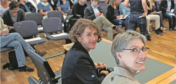 Paragraf 219a: Verwirrung und politischer Streit Die Frauenärztinnen Natascha Nicklaus (r.) und Nora Szász im Amtsgericht Kassel. S. Pförtner/dpa