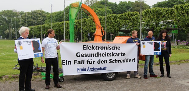 Die große Debatte kommt erst später Die Freie Ärzteschaft schreddert auf dem Ärztetag demonstrativ die E-Card.