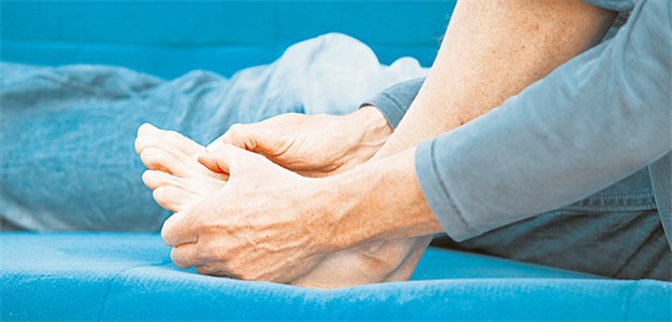 Das Fußgelenk wird oft vergessen Die Füße sind immer wieder ein besonderer Schwachpunkt bei Rheumapatienten.