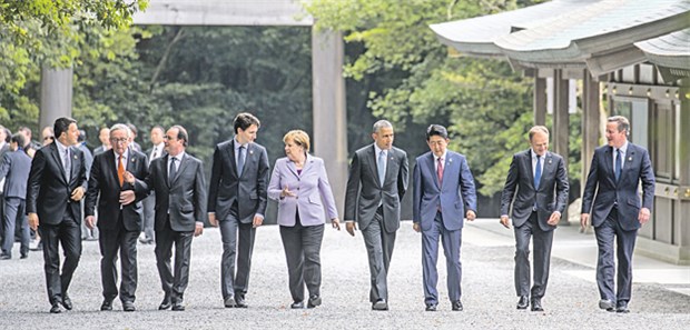G7-Allianz gibt sich als Gipfelstürmer Die G7-Staats- und Regierungschefs sowie EU-Präsident und -Ratspräsident schreiten in Ise-Shima durch den Garten des Ise-Schreins.
