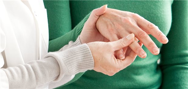 Die Gelenke tun weh. Auch im nicht-entzündlichen Stadium der RA haben bestimmte Patienten Schmerzen. (Symbolbild mit Fotomodellen)