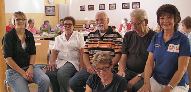 Die Gemeindeschwestern Eva Weil (links) und Ingeborg Marx (rechts) organisieren mit freiwilligen Helfern jeden Montag den Senioren-Mittagstisch in Lich-Muschenheim.
