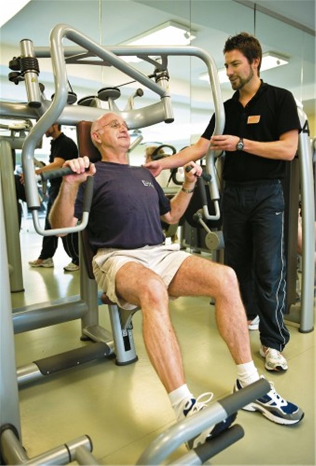Der Renner: eine Mucki-Bude in Klinik-Hand Die Generation der Menschen ab 50 entdeckt die Fitnessanlagen. Besonderen Wert legen die Älteren auf die Betreuung durch Fachleute. © Klinikum Bad Bramstedt