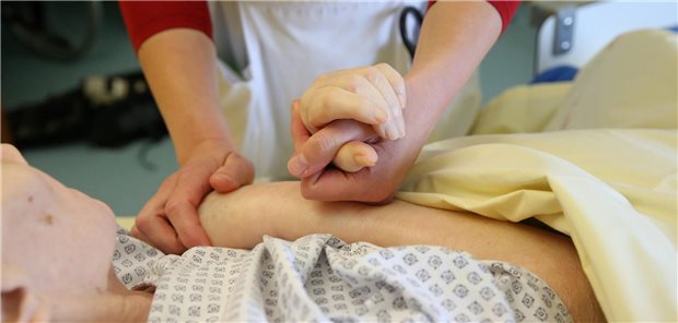 Die Geriatrie ist ein Teilgebiet der Inneren Medizin - und muss dringend gestärkt werden, fordern Internisten und Altersmediziner.