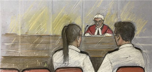 Lebenslange Haft wegen Babymorden in England für Krankenschwester Die Gerichtszeichnung zeigt Richter Justice Goss, der sich während der Verurteilung der Krankenschwester Lucy Letby im Manchester Crown Court an die Anklagebank wendet