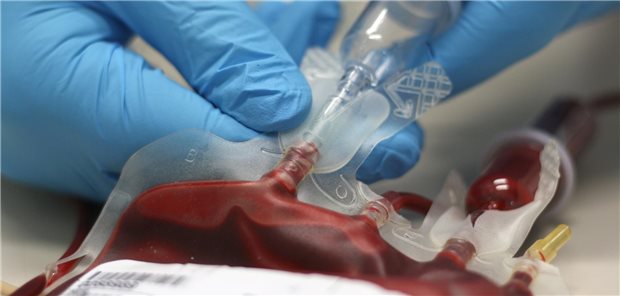 Nahaufnhame eines Beutels mit Transfusionsblut.