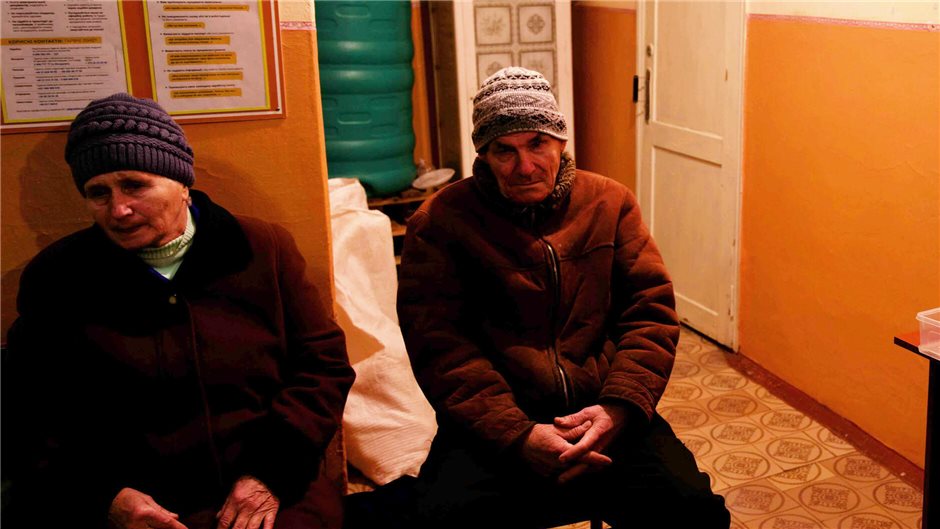 Zwei Personen sitzen auf einer Bank