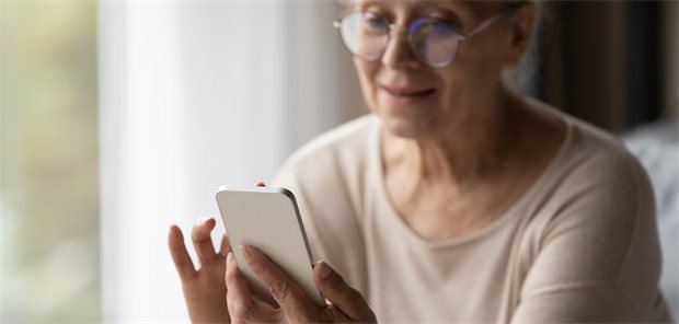 Eine ältere Frau benutzt ein Smartphone.